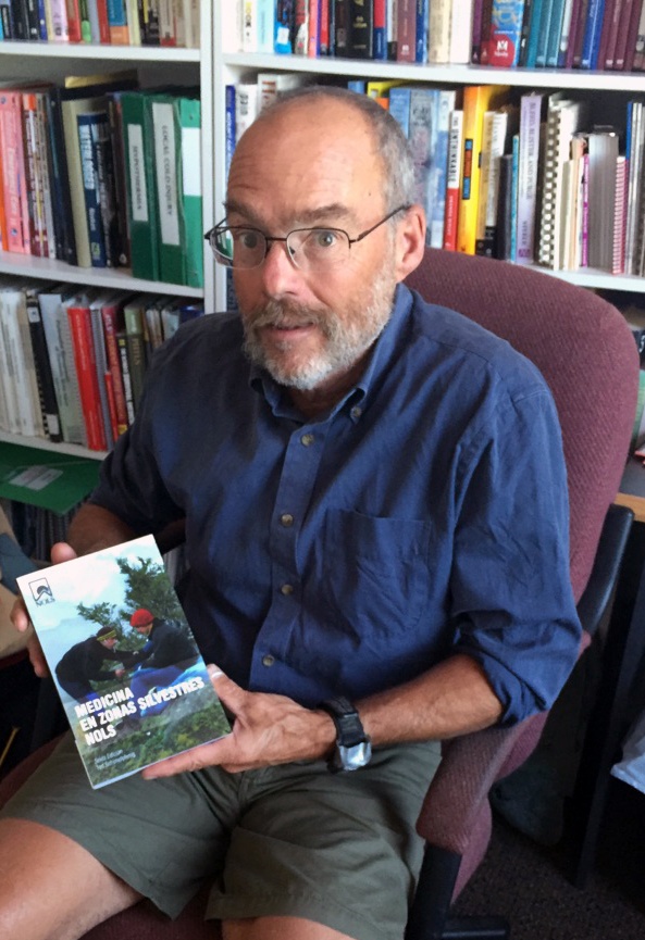 Tod-schimelpfenig-wilderness-medicine-spanish-espanol-medicina-aire-libre Tod Schimelpfenig holds the book Medicina en zonas silvestres