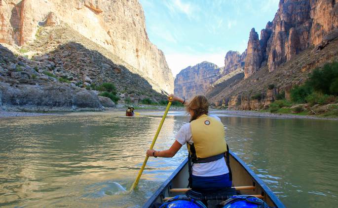 ashley-wise-sw-2.jpg__685x423_q70_crop_subject_location-2498,1666_subsampling-2 Students paddling down the Rio Grande as part of a two week canoe expedition.