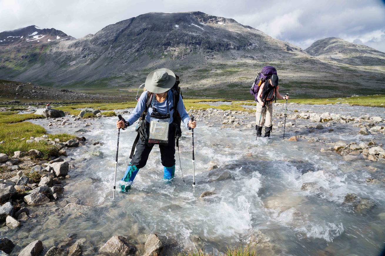 oscar_manguy_sca-5.jpg__1310x5000_q70_subject_location-3000,2000_subsampling-2 Two course participants crossing a river in the Scandinavian backcountry.
