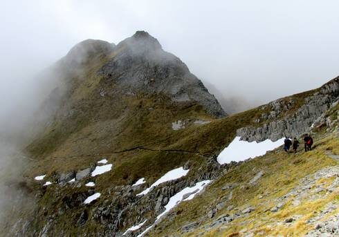 abby-rogers-nz-002.jpg__555x343_q70_crop_subject_location-2304,1536_subsampling-2 Students hiking through high misty peaks in New Zealand.